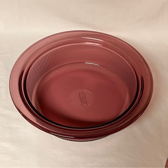 Pyrex Visions Cranberry 2.5 Qt Round Casserole V-33-B with Lid V-33-C - Picture 7 of 11